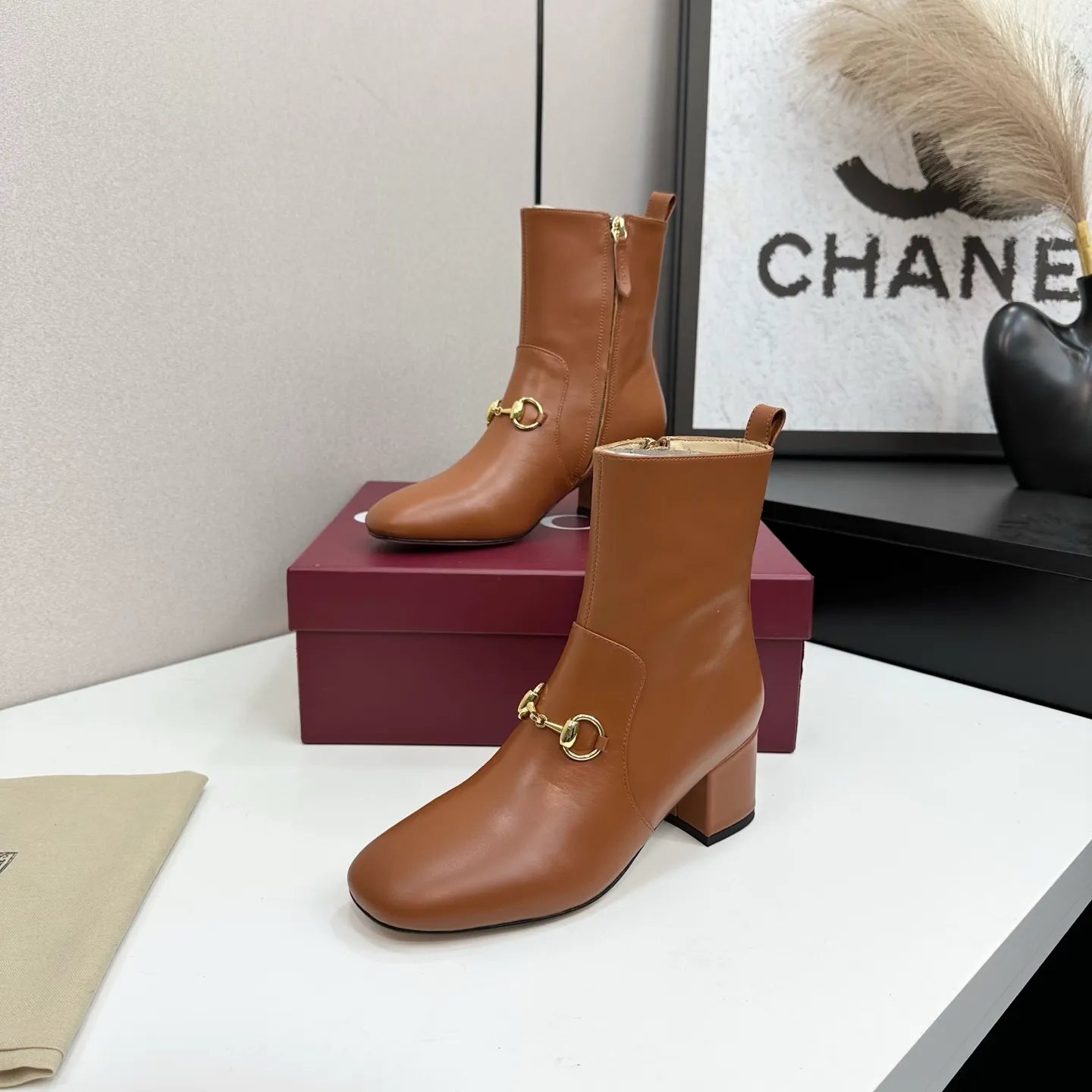 👟👟Ex-factory price 740👟👟 Gucci Gucci 2025G new autumn and winter classic horsebit thick heel short boots. The main series is finally available, and the products are worth looking forward to! Original classics create new designs ✨ Purchasing agent level! Full of high-end feel! A favorite among bloggers at home and abroad, it is retro and fashionable, easy to wear and looks great on your feet! Mainly recommended by the official website, new colors are constantly updated 🆕 ▪️Upper: original calfskin/cloth ▪️Inner lining: imported sheepskin ▪️Outsole: Italian leather outsole ▪️Heel height: 3.5cm ▪️Shoe size: 35-39 (40.41.42 can be customized)